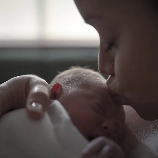 Mother Gives Newborn Baby a Kiss in Hospital Delivery Room — Stock Photo, Image