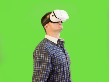 Sanal gerçeklik yeşil ekran tarafından 360 Googles giyen adam baktı