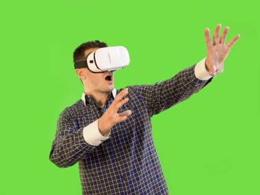 Adam dışarı şok 360 Sanal gerçeklik Set giymiş elinde ile yeşil ekran tarafından
