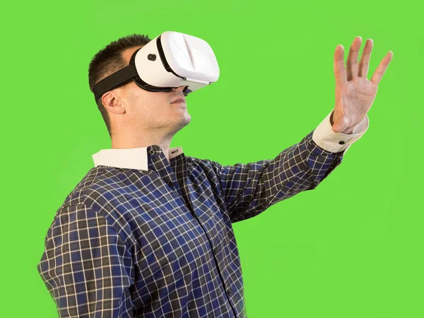 Férfi, zöld képernyő-val kinyújtott kézzel Vr 360 szemüveg — Stock Fotó