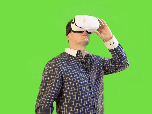 仮想現実 360 ゴーグル アップを見て男の緑色の画面写真 — ストック写真