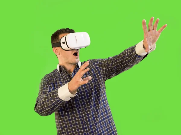 Hombre por pantalla verde con las manos fuera en Shock Wearing 360 Juego de realidad virtual — Foto de Stock