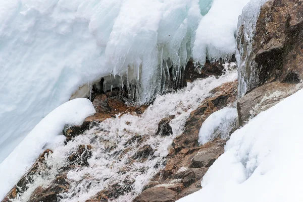 Kış kar ve Blue Ice tarafından çerçeveli akış yukarı kapatın — Stok fotoğraf