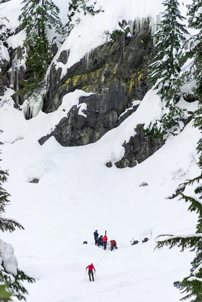 Alpental WA - 2/7/16: Skier Snowboarder Ski Patrol Mountain Rescue Below Cliff — Stock Photo, Image