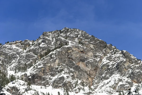 Cielo azul Paisaje de invierno del pico de la cumbre de la montaña cubierto de nieve en polvo —  Fotos de Stock