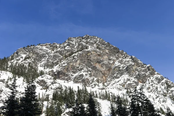 Paisaje de invierno del pico de la cumbre rocosa cubierto de nieve en polvo sobre la montaña —  Fotos de Stock
