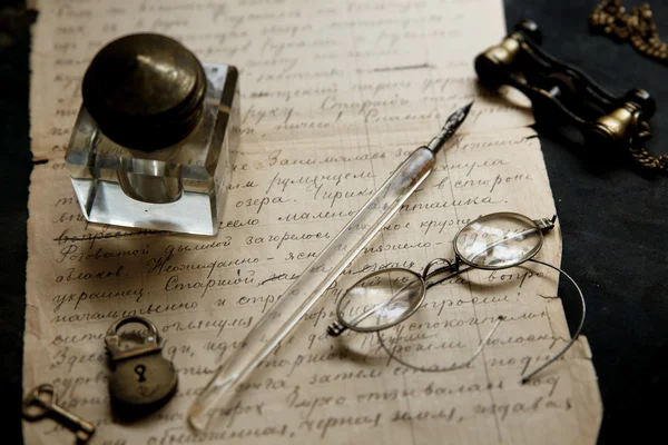Papel viejo fondo escrito a mano y gafas — Foto de Stock