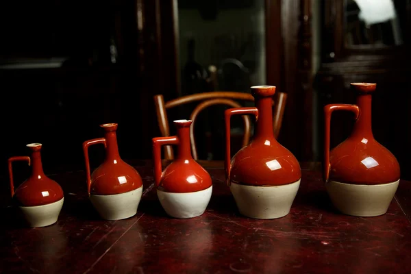 Louça cerâmica vermelha e branca — Fotografia de Stock