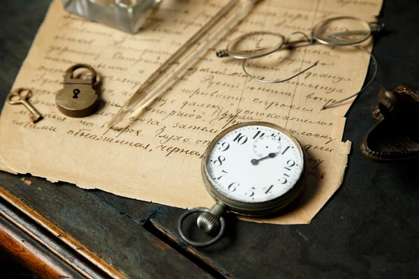 Starý papír ručně psané zázemí a kapesní hodinky — Stock fotografie