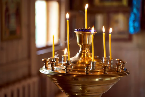 Muchas velas amarillas están en la antigua iglesia. Cristianismo. Vela ardiente — Foto de Stock