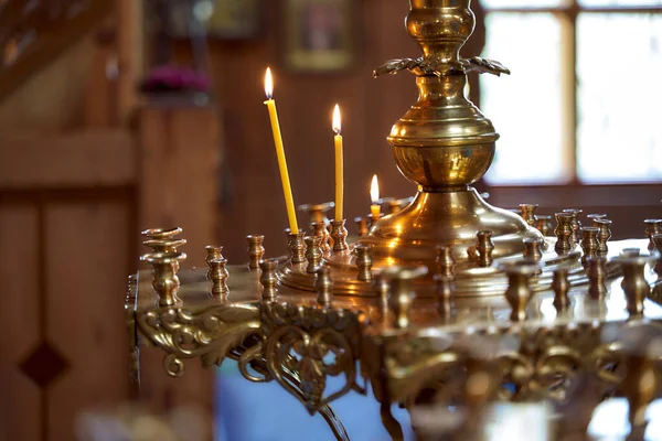 Muchas velas amarillas están en la antigua iglesia. Cristianismo. Vela ardiente — Foto de Stock
