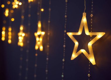 Sarı halkalar çelenklerden yana. Sihir etkisi. Noel fotoğrafı. Mavi arkaplan