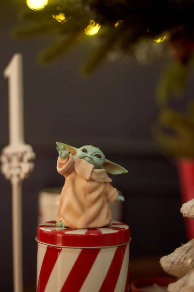 Kasım 2020: Bebek Yoda 'nın görüntüsü, bir aksiyon figürü, hazırda bekliyor. Noel arkaplan efekti. Makro efekt fotoğrafı.