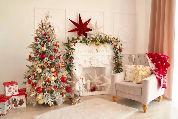 Interior de Año Nuevo con árbol de Navidad, chimenea, almohadas. Muy hermosa foto para Navidad — Foto de Stock