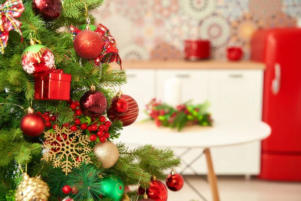 Ano Novo interior com árvore de Natal, contra o fundo da cozinha. Foto muito bonita para o Natal — Fotografia de Stock