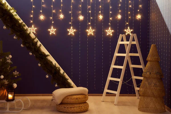 Interior de Ano Novo no estilo escandinavo. Escadaria, escada, guirlanda na forma de estrelas. Fundo azul escuro — Fotografia de Stock