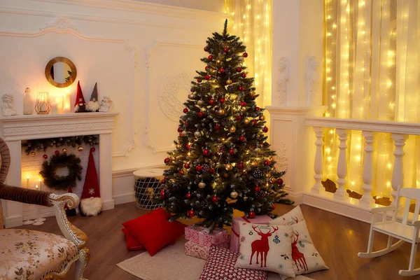 Yılbaşı ağacı, şömine, yastıklar. Noel için çok güzel bir akşam fotoğrafı.