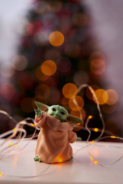 Уральск, Казахстан - Дек 2020. Малыш Йода, фигурки стоят на белом столе. Размытый фон. 