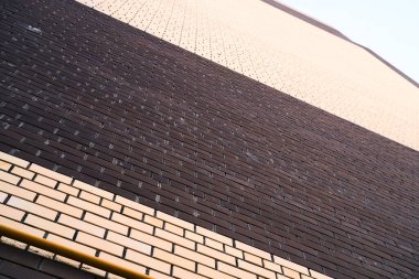 Bir apartmanın sazan ustası manzarası. Bej ve kahverengi. Yüksek kalite fotoğraf