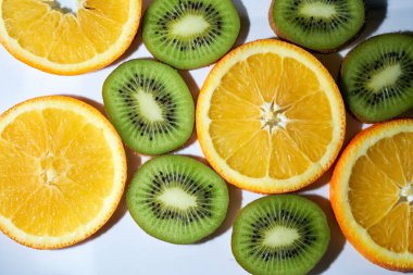 Tavan penceresinde kivi ve turuncu. Beyaz arka plan. Makro efektli fotoğraf. Çok kaliteli bir fotoğraf. Yüksek kalite fotoğraf