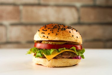 Mini çizburgerler karton kutuda. Piknik için hazırlanın. Yüksek kalite fotoğraf