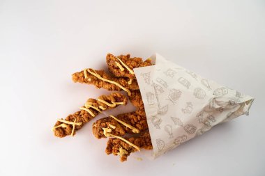 Kağıt kasede tavuk külçeleri beyaz arka planda yatıyor. Yüksek kalite fotoğraf