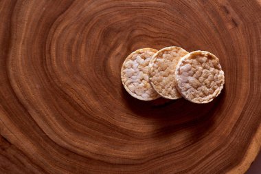 Tahta arka planda karabuğday ekmeği. Yüksek kalite fotoğraf