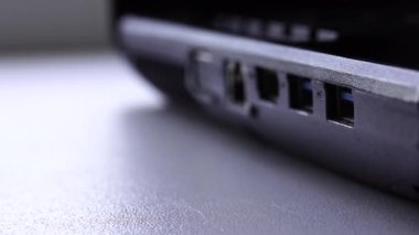 Bilgisayarın USB 'sine bir flaş bellek yerleştir..