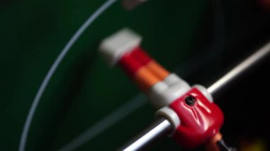 Oyuncak futbolcu kendi ekseninde dönüyor. Masa futbolu oynamak.