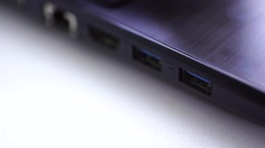 Adam USB girişine gümüş bir çubuk sokuyor. Önce yanlış..