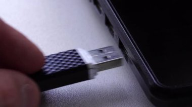 Bilgisayarın USB 'sine bir flaş bellek yerleştir..