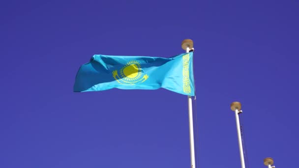 Le drapeau de la République du Kazakhstan se développe dans le vent. — Video