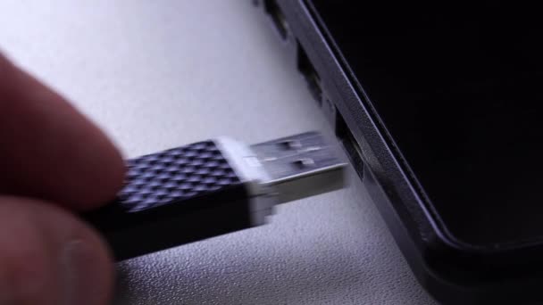 Inserire una chiavetta USB nella rasi al suolo del computer portatile. — Video Stock