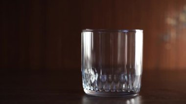 Oyuncak topların düştüğü güzel bir cam bardak. Koyu arkaplan