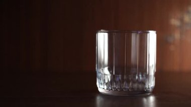 Oyuncak topların düştüğü güzel bir cam bardak. Koyu arkaplan