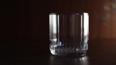 Oyuncak topların düştüğü güzel bir cam bardak. Koyu arkaplan