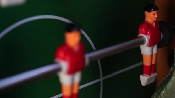 Figuras de mini jugadores de fútbol. Juego de mesa. Color rojo. — Vídeos de Stock