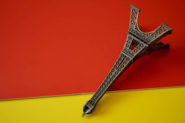 Kırmızı ve sarı arka planda Paris kulesinin heykeli. Yüksek kalite fotoğraf
