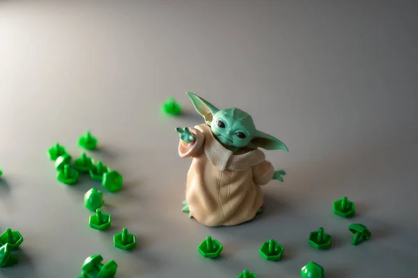 Março 2021 Exibição Baby Yoda Uma Figura Ação Está Entre Imagem De Stock