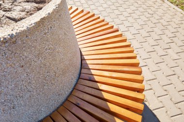 Tahta koltuklu yuvarlak bir bank manzarası. Yüksek kalite fotoğraf