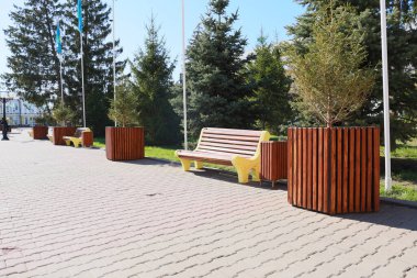 Yolun kenarında duran bir bankta oturuyorlar. Yüksek kalite fotoğraf