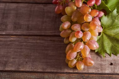 Tahta bir masada farklı türde üzümler. Esmer arka plan. Yüksek kalite fotoğraf