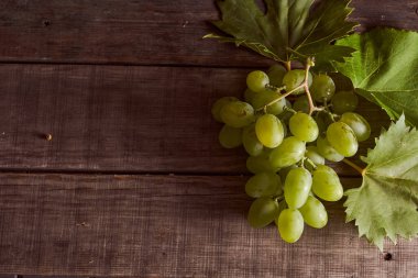 Tahta bir masada yeşil üzüm çeşitleri. Yüksek kalite fotoğraf