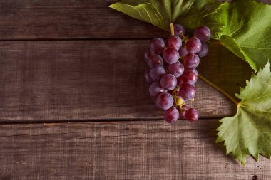 Tahta bir masada farklı türde üzümler. Esmer arka plan. Yüksek kalite fotoğraf