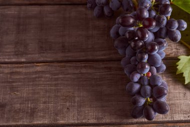 Tahta bir masada koyu mavi üzüm çeşitleri. Yüksek kalite fotoğraf