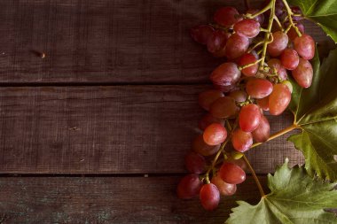 Tahta bir masada farklı türde üzümler. Esmer arka plan. Yüksek kalite fotoğraf