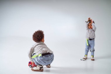 Beyaz arka planda oynayan iki Afro-Amerikalı çocuk. Yüksek kalite fotoğraf