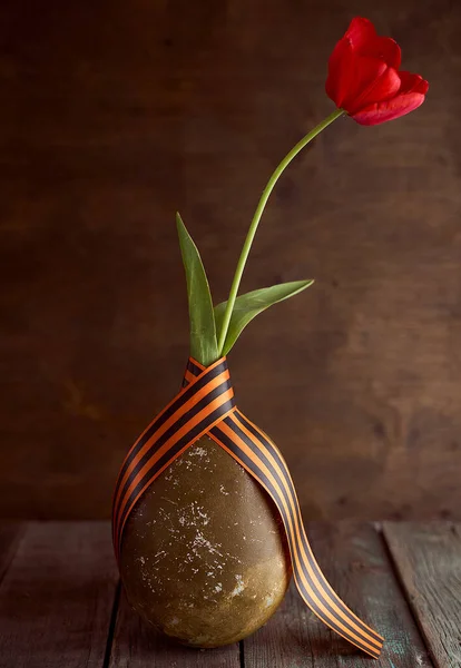 Rode Tulp Een Militaire Veldfles Met George Linten Hoge Kwaliteit — Stockfoto