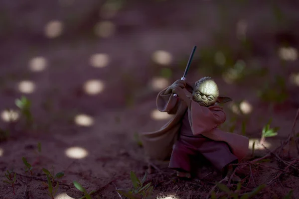 Май 2021 года: Мастер Йода, фигура действия, стоящая на песке. Звездные войны Лицензионные Стоковые Изображения