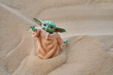 Mayıs 2021: Bebek Yoda 'nın görüntüsü, bir aksiyon figürü. Yıldız Savaşları